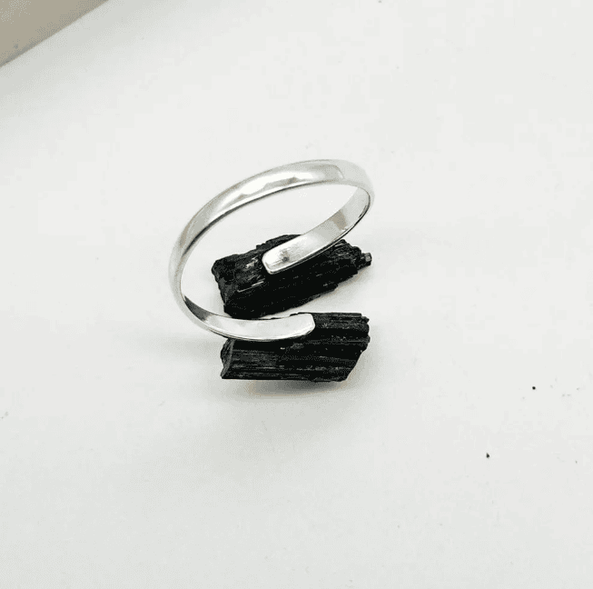 El anillo con el mineral perfecto para la protección ahora en plata 925º - Imagen 2