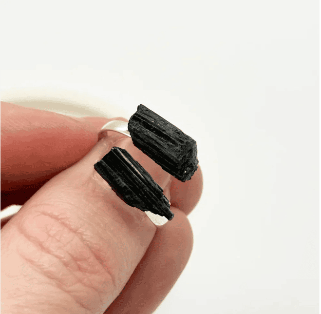 El anillo con el mineral perfecto para la protección ahora en plata 925º - Imagen 3