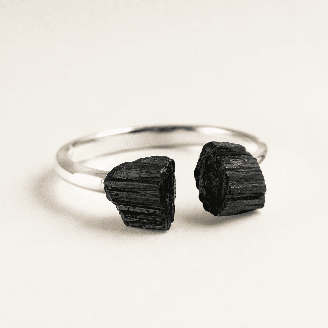 El anillo con el mineral perfecto para la protección ahora en plata 925º - Imagen 9