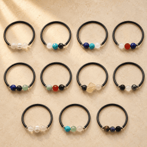 Colección de once pulseras zodiacales con distintas combinaciones de minerales