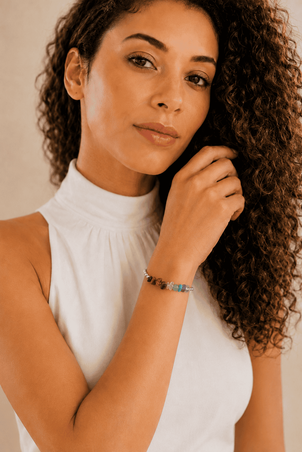 Modelo con pulsera de los chacras de bolitas plateadas y minerales naturales