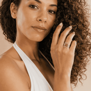 Anillo con ámbar coñac natural del mar Báltico, en plata 925 rodiada.