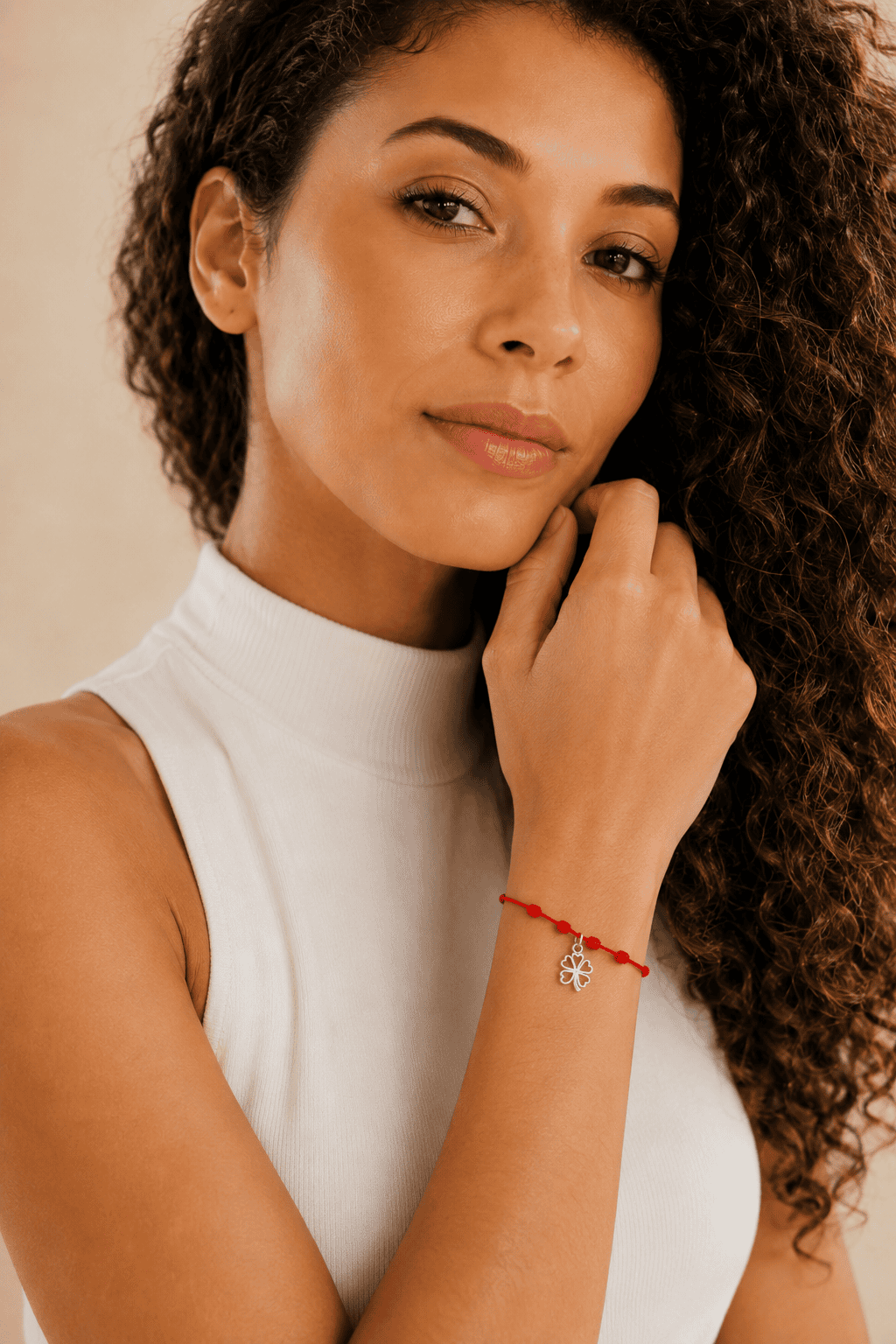Pulsera roja 7 nudos y el Trébol de la suerte