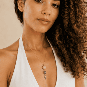✨ Colgante Multicolor en Plata Dorada – Luz, armonía y elegancia natural