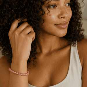 Modelo con pulsera de rodocrosita y bolita de plata 925