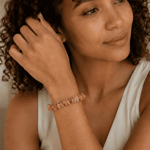 Modelo con pulsera de rodocrosita natural en chips