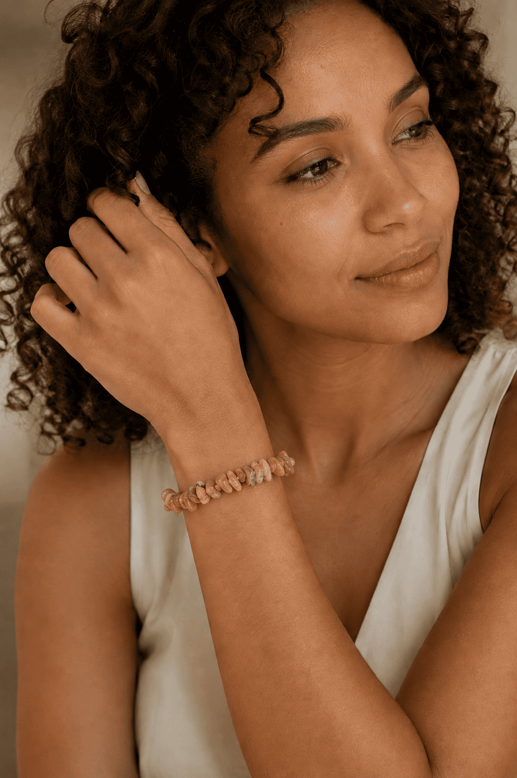 Modelo con pulsera de rodocrosita natural en chips