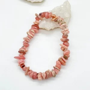 Pulsera de rodocrosita natural en chips sobre fondo blanco