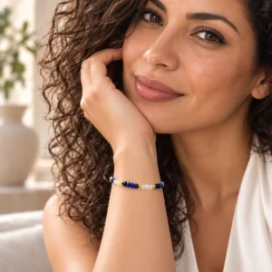 Pulsera de lapislázuli multicolor irregular dorada