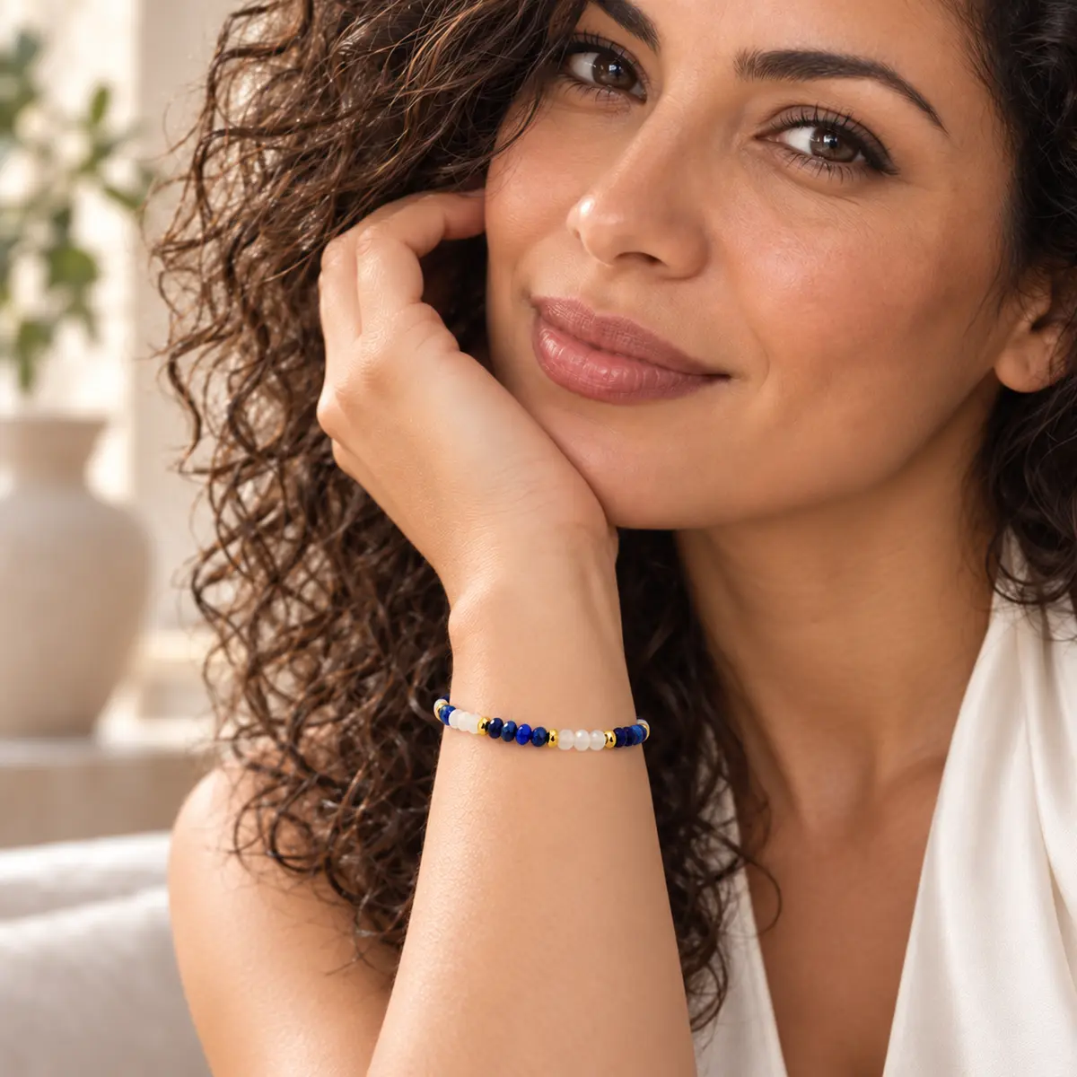 Pulsera de lapislázuli multicolor irregular dorada