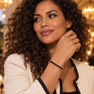 Pulsera de ónix negro irregular en acero dorado